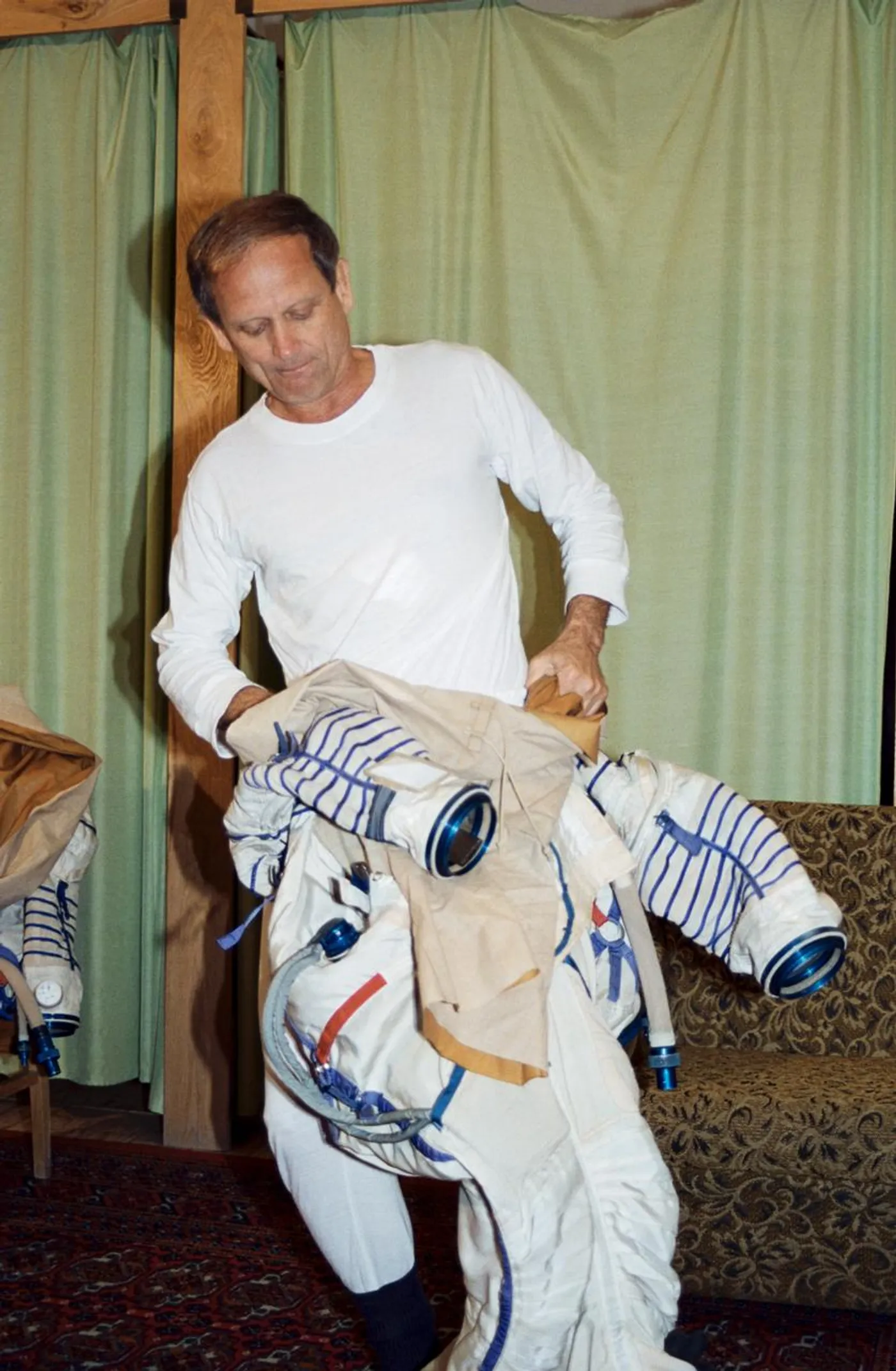 宇宙旅行に行ける条件は？健康基準・年齢制限・視力を完全解説【2026年版】